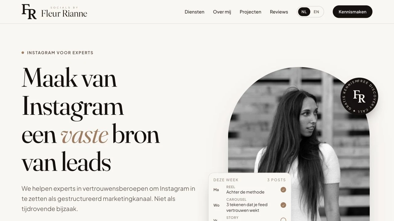 Website van Socials by Fleur Rianne met elegante typografie, warme tinten en een persoonlijk portret